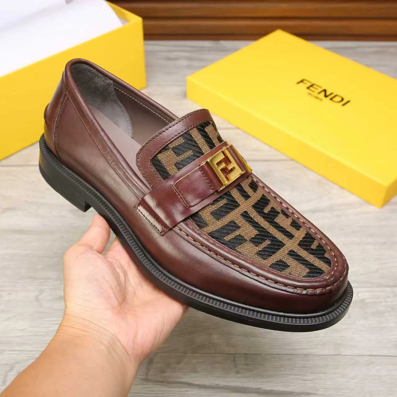 ​Men's shoes 💰 500 💰 Water dyed cowhide 🆘 The latest FENDI ( Fendi ) new casual leather shoes 🕶️🕶️ Simple routing effect, showing an elegant and cool driving shoe 🎬Made of Italian 🇮🇹 imported calfskin + first-layer water-dyed cowhide lining🐂Excellent material🎬Detailed workmanship 🤗Comfortable foot feel➰➰. ​Pair it with any outfit to show your taste and temperament, low-key luxury ♻️Design ​simple and elegant ​noble and fashionable 🍃​Very loved and favored by trendy men 💓❤️Size: 38-44 2⃣️colors available